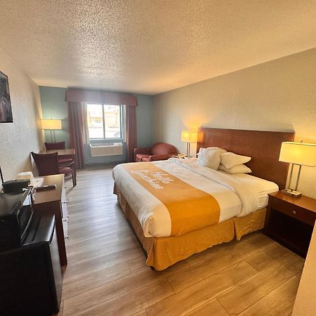 Days Inn By Wyndham Salina I-70 Exteriör bild