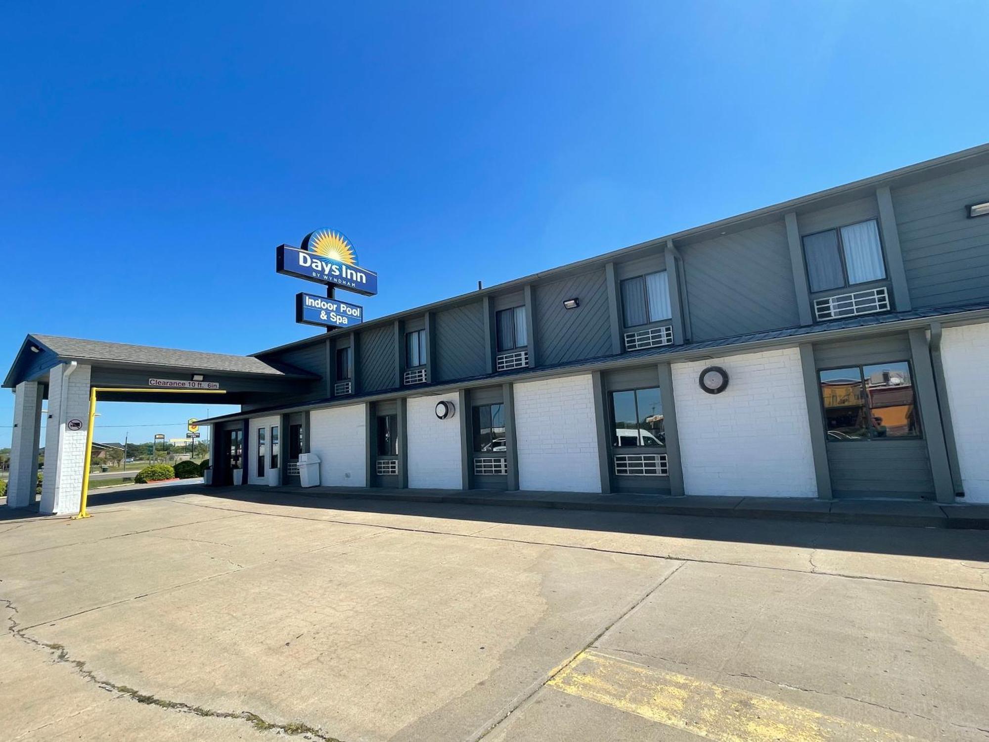 Days Inn By Wyndham Salina I-70 Exteriör bild