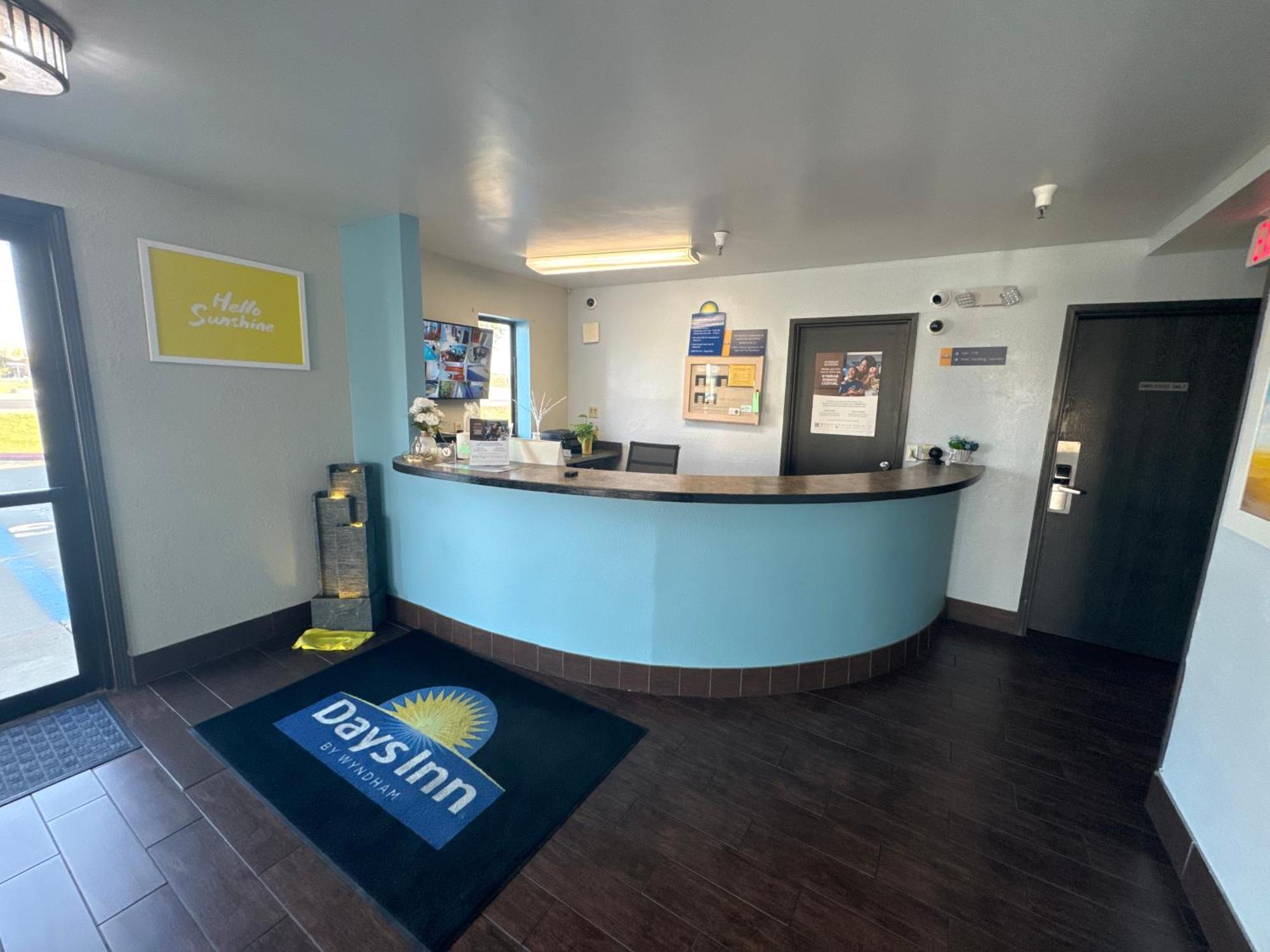 Days Inn By Wyndham Salina I-70 Exteriör bild