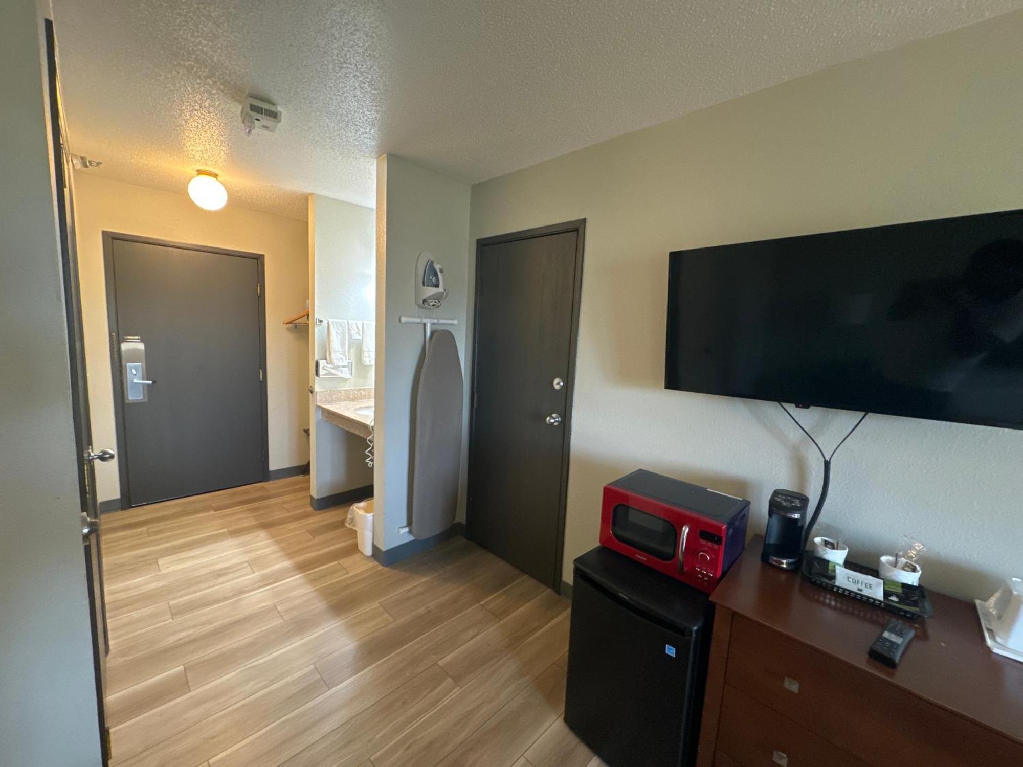 Days Inn By Wyndham Salina I-70 Exteriör bild
