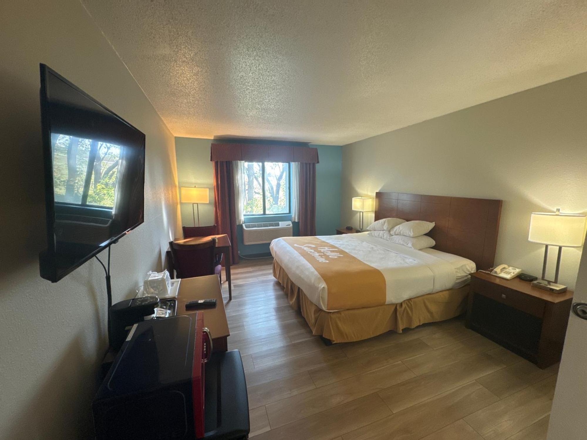 Days Inn By Wyndham Salina I-70 Exteriör bild