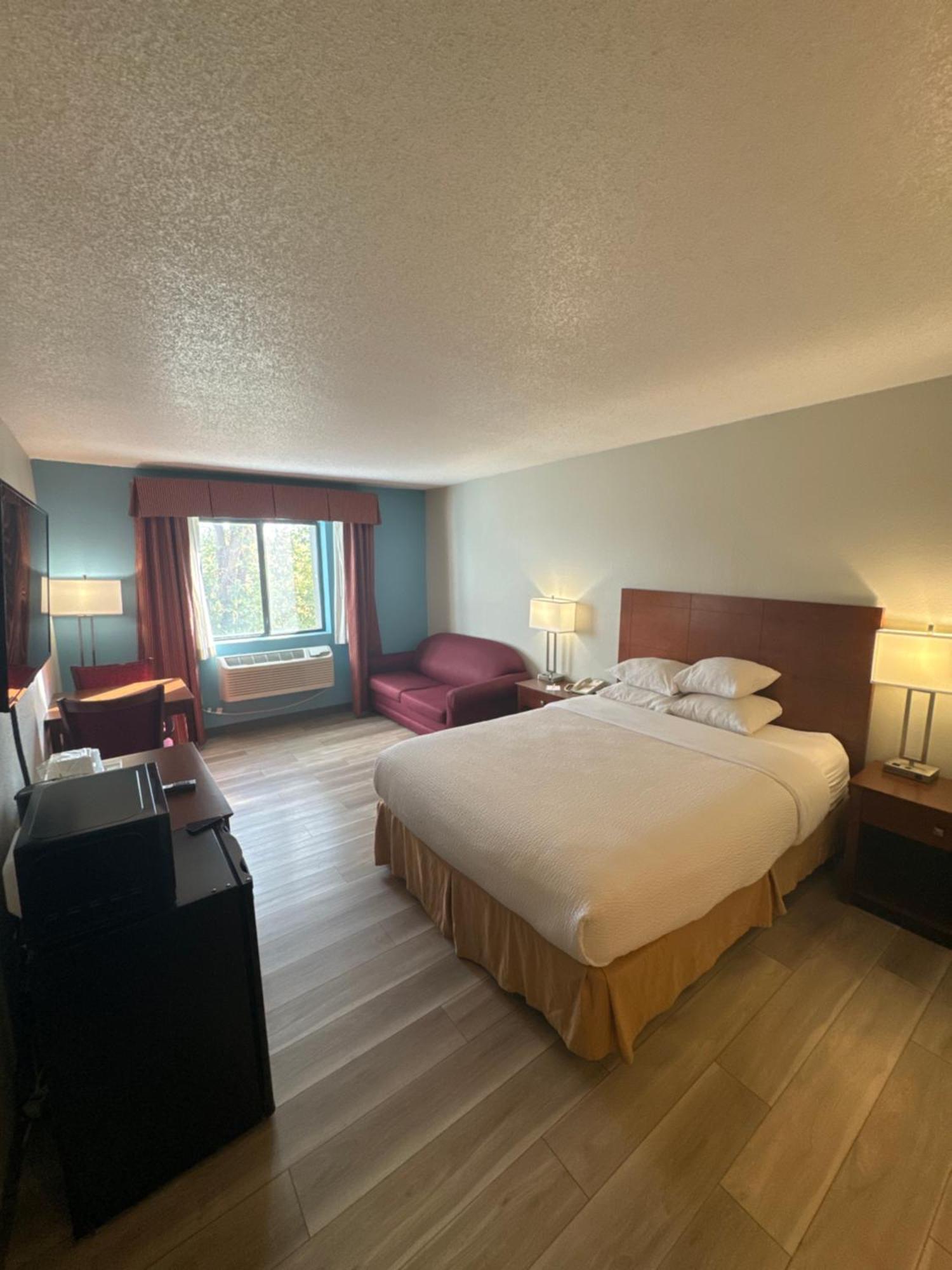 Days Inn By Wyndham Salina I-70 Exteriör bild