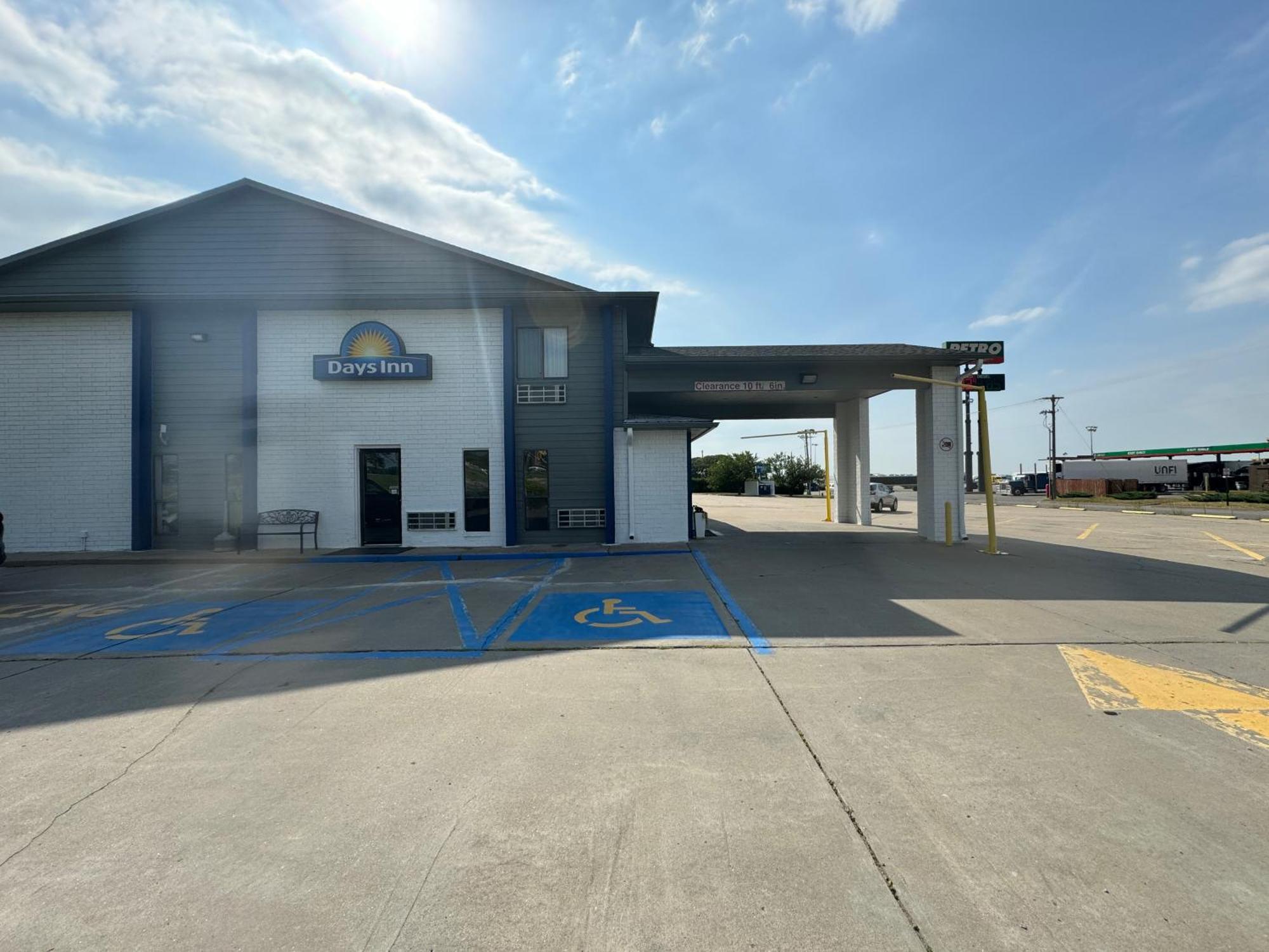 Days Inn By Wyndham Salina I-70 Exteriör bild