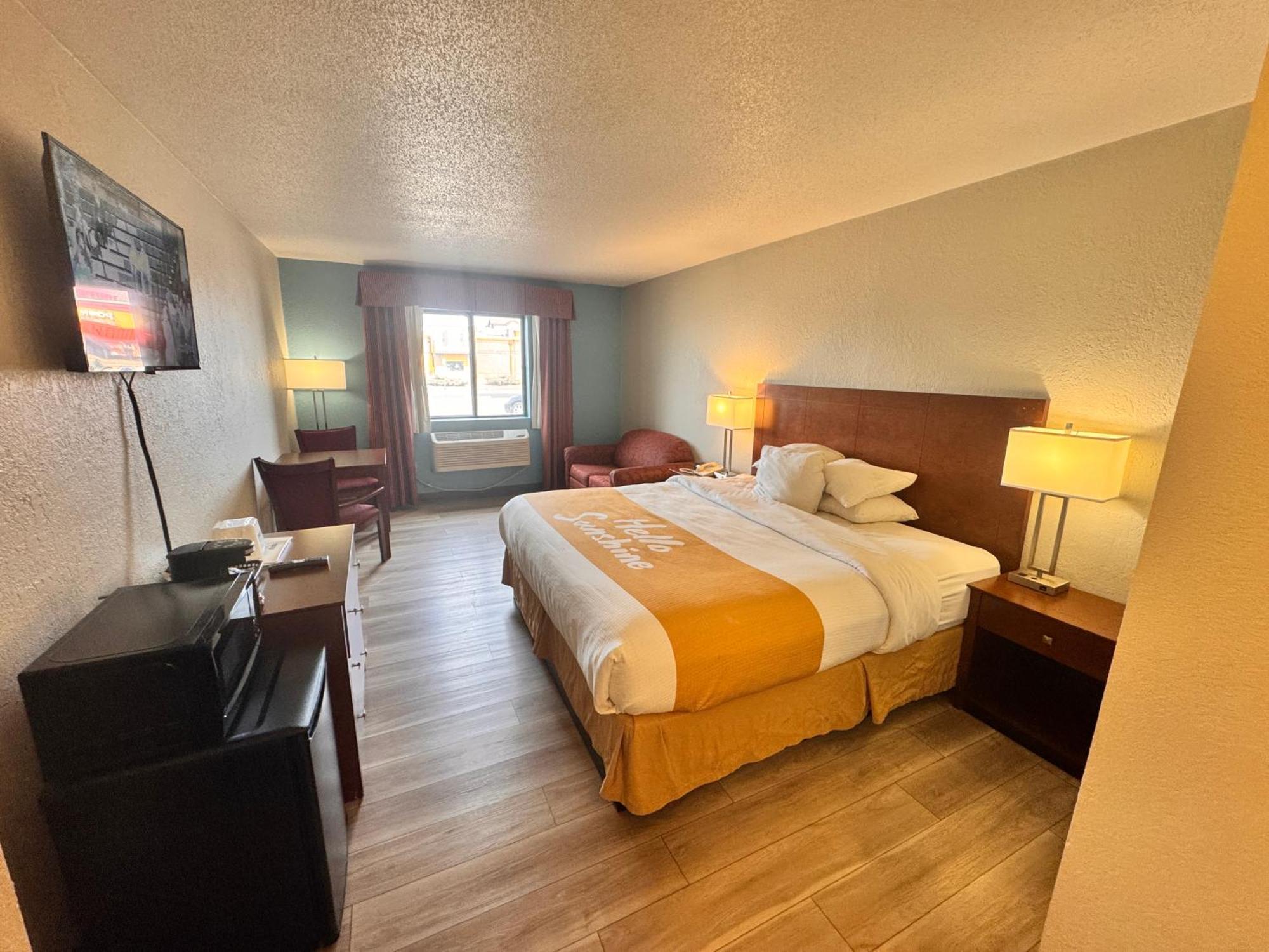 Days Inn By Wyndham Salina I-70 Exteriör bild