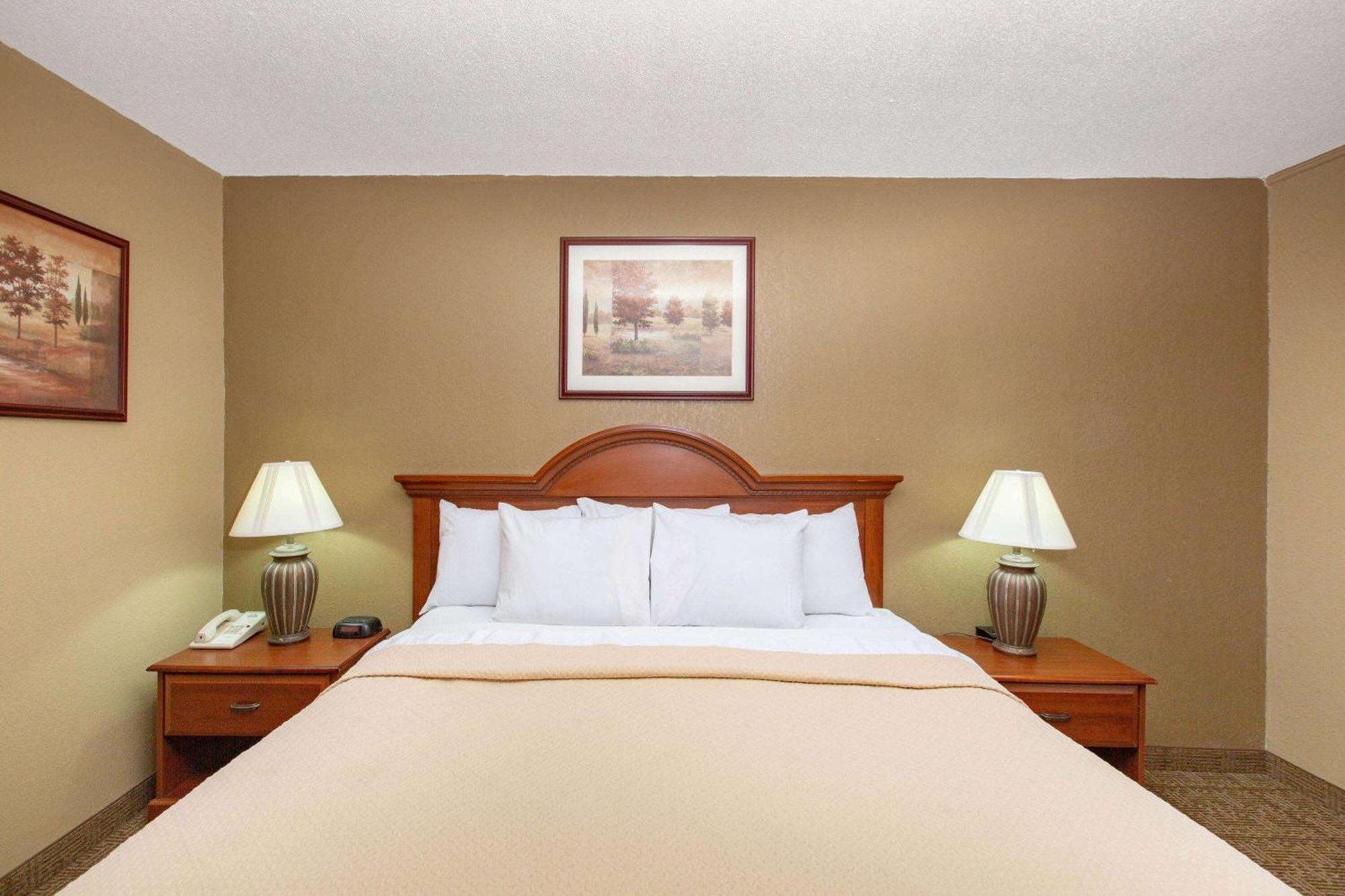 Days Inn By Wyndham Salina I-70 Exteriör bild
