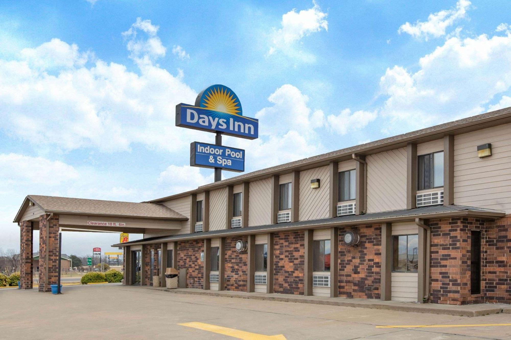 Days Inn By Wyndham Salina I-70 Exteriör bild